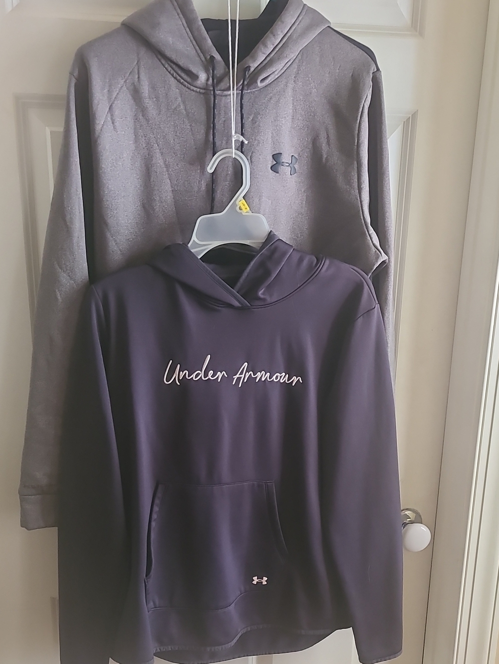 Under Armour Sweatshirt with Hood, size Medium, Black, Unisex